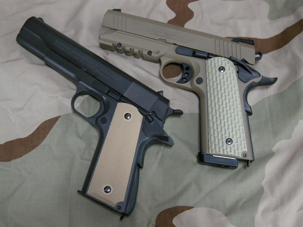 東京マルイ DESERT WARRIOR マガジン2個とホーグのグリップ付き 東京