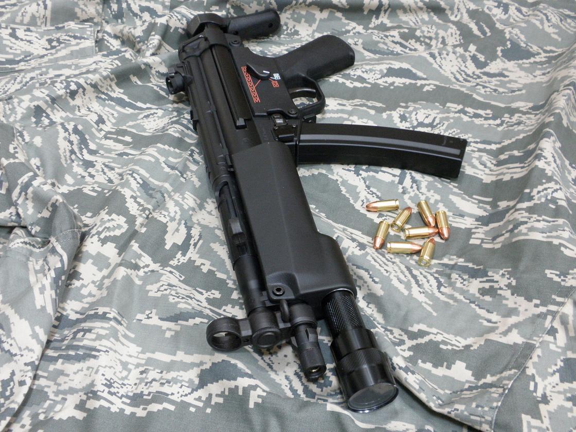 BATON : Guns & Bikes:フラッシュライト付きMP5！
