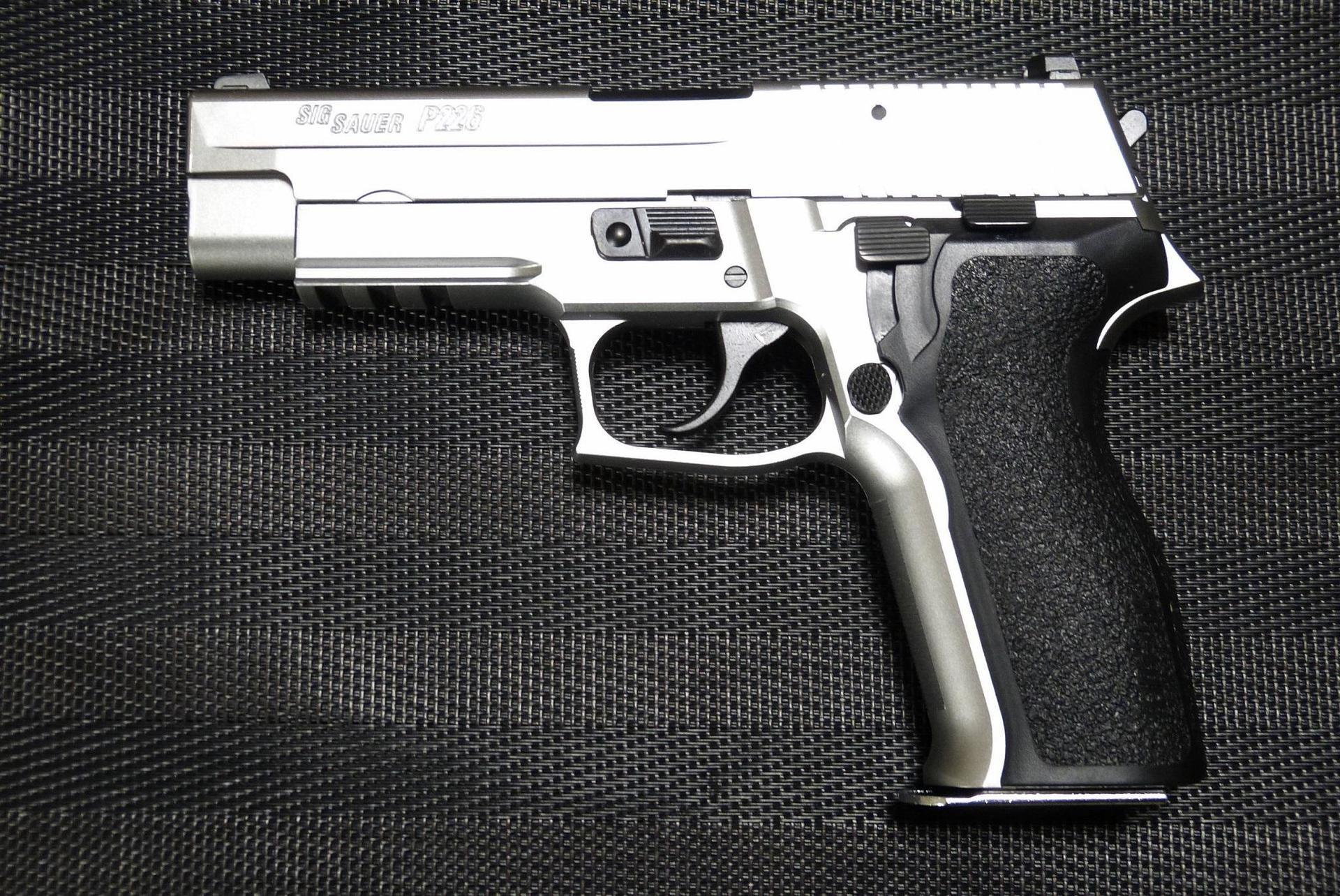東京マルイ SIG SAUER P226E2 ステンレスモデルのレビュー: まる吉の 